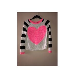 Black and white long sleeved shirt, pink heart